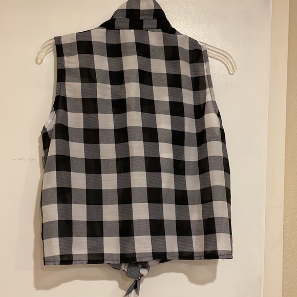 Never worn, sleeveless button up shirt. - Picture 2 of 4